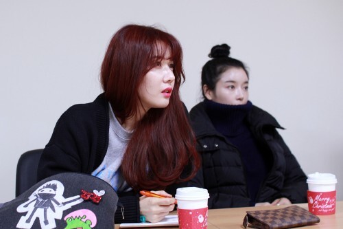 가수 길건을 비롯한 '나누미 7일짱' 멤버 5명이 유기견과 유기묘를 위한 앨범을 내고 오는 24일 수익금 전액을 기부하는 자선바자회를 통해 음원을 공개한다. 사진은 한스타 여자 연예인 야구단 선수인 길건이 야구 이론교육에 참가해 열공하는 모습. 오른쪽은 동료선수 배우 지안.  (한스타DB) 