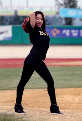 2014년 9월 한스타 연예인 야구대회 조마조마와 그레이트 경기의 시구를 맡아 환호를 받았던 숙행. 늘씬한 몸매로 섹시한 하이킥 시구를 완벽하게 펼쳐 놀라움을 안겼다. 사진은 당시 숙행의 와인드업 모습. (한스타DB)