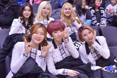 지난 12일 한스타 연예인 농구 대잔치에서 축하공연을 선보인 바바가 공연 후 객석에서 개막 경기를 관람하고 있다. 앞줄 왼쪽부터 두 사람이 효아와 별하. (김효진 인턴기자)