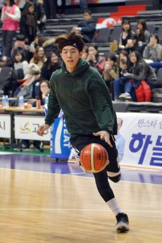 14일 고양체육관에서 열린 제2회 고양 한스타 연예인 농구대잔치 더홀과의 경기 전 드리블연습을 하고 있는 코드원의 남주혁.