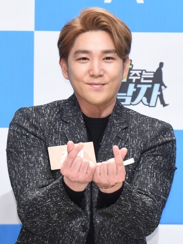 슈퍼주니어 강인이 22일 오후 서울 마포구 상암동 동아디지털미디어센터에서 열린 채널A 예능 프로그램 '개밥 주는 남자' 기자간담회에 참석해 포즈를 취하고 있다.(News1star)