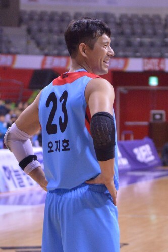 '정글의 법칙'에 출연 중인 오지호가 28일 고양체육관에서 열리는 제2회 고양 한스타 연예인 농구대잔치 오후 7시 신영이엔씨와의 경기에 예체능으로 참가한다.'정글의 법칙'에 출연 중인 오지호가 28일 고양체육관에서 열리는 제2회 고양 한스타 연예인 농구대잔치 오후 7시 신영이엔씨와의 경기에 예체능으로 참가한다.