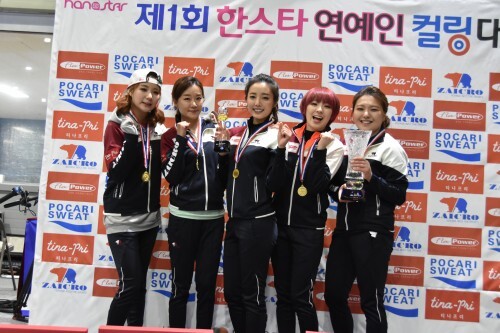 야.한팀이 첫 경기에서 졌던 아나팀과 결승에서 다시 만나 패배를 설욕하고 우승을 차지한 후 포토존에서 기념촬영을 하고 있다. (천훈 객원기자)