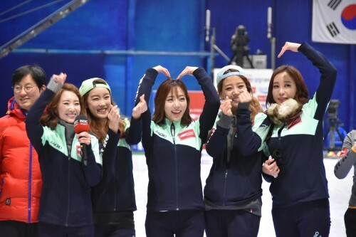 결승에서 야.한팀에 패배하며 아쉽게 2위에 그친 아나팀 선수들이 준우승은 생각하지도 못한 결과라며 하트를 그리며 기뻐하고 있다. (천훈 객원기자)