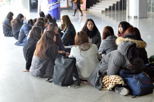 아띠의 민호를 응원하기 위해 고양체육관을 찾은 팬들. 뒤늦게 알게된 민호의 불참소식에도 아띠를 응원하기 위해 줄을 서고 있다.
