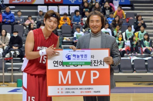 지난 26일 레인보우 스타즈와 아띠의 예선경기가 펼쳐졌다. 이날의 MVP는 레인보우의 정진운이었다.(김효진 인턴기자)