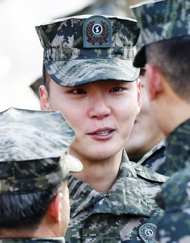 너무 감사했습니다! 배우 윤시윤이 27일 오전 9시 인천 서구 향동로 해병대 2사단 정문에서 동료들과 인사를 나누며 눈물을 흘리고 있다. 윤시윤은 지난 2014년 4월 경북 포항의 해병대 훈련소에 입소해 약 21개월의 해병대 복무마치고 만기 전역했다.(뉴스1)