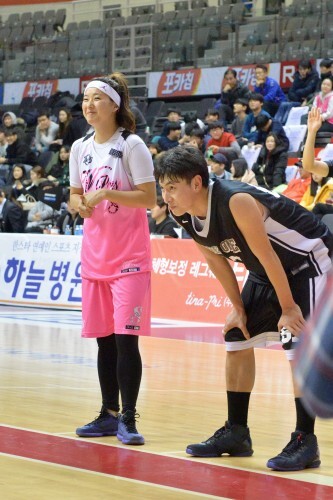 우먼 이티파니(왼쪽)를 견제하고 있는 코드원 김무영. 경기 막판에 들어온 이티파니는 종료 부저 직전 4점짜리 3점슛을 성공시켜 팬서비스를 확실하게 했다. (김효진 인턴기자) 