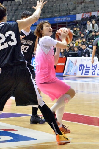 169㎝의 우먼 김희영이 190㎝ 코드원 김무영을 따돌리고 레이업을 시도하고 있다. 그러나 김희영의 슛은 김무영의 손에 걸리는 블록을 당했다. (김효진 인턴기자)