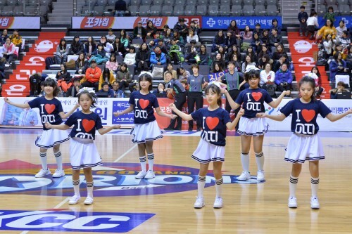지난 26일 고양 한스타 연예인 농구대잔치가 열리는 고양체육관에서 어린이 치어리딩 공연이 펼쳐졌다. 아띠팀을 응원하는 원당초.(김효진 인턴기자) Read more at http://www.hanstar.net/346848/#Xhq1GuZFWk6QrtJs.99