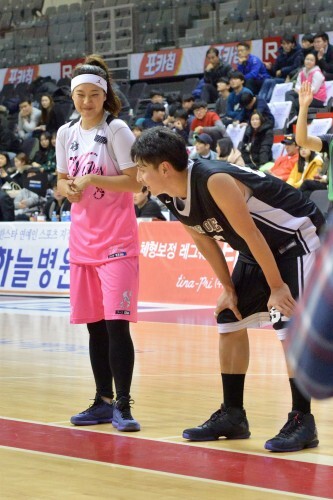 26일 열린 코드원-우먼프레스 경기 중 자유투 라인에서 얘기를 나누고 있는 우먼프레스의 이티파니와 코드원의 김무영.(김효진 인턴기자)