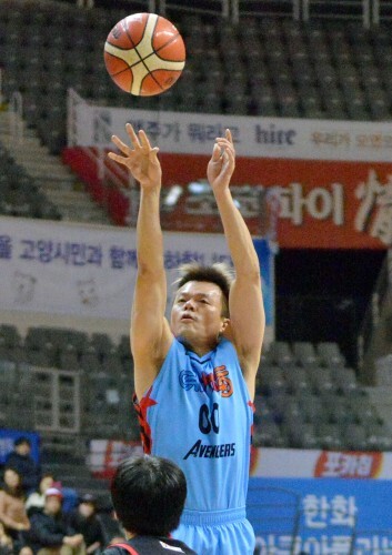 28일 제 2회 고양 한스타 연예인 농구대잔치 예체능vs신영이앤씨 경기가 열렸다.  예체능의 박진영이 슛을 쏘고 있다.