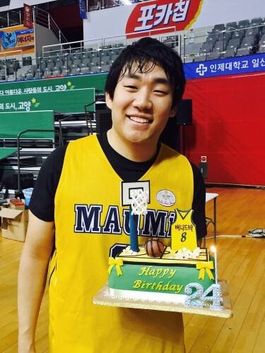 버나드박 팬카페 '버나드림'이 준비한 생일 케이크를 들고 기뻐하고 있는 마음이의 버나드박. 이날 경기에서 버나드박은 MVP를 수상했다.