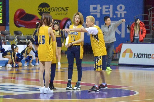 더 홀과의 경기 1,3쿼터에서 세 명의 여자선수를 기용해 깜짝 이벤트를 연출한 마음이 오달균 감독(오른쪽). 오 감독이 여자선수들에게 이벤트와 관련 무엇인가를 설명하고 있다. 