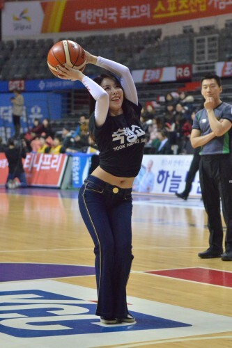 28일 제 2회 고양 한스타 연예인 농구대잔치 더 홀vs마음이 경기에 참석한 가수 숙행이 섹시 웨이브 시구를 선보였다. (김효진 인턴기자)