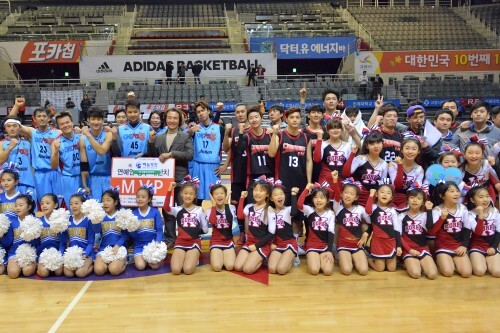 예체능이 59-46으로 신영을 이기고 첫 승을 신고했다. 경기 후 두 팀선수들이 어린이 치어리딩 어린이들과 코트에서 화이팅을 외치고 있다. (김효진 인턴기자)