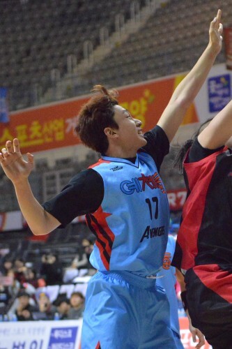 지난 28일 고양체육관에서 제 2회 고양 한스타 연예인 농구대잔치 예선 B조 예체능-신영이엔씨의 경기가 펼쳐졌다.리바운드를 하기위해 뛰고있는 정재형.(김효진 인턴기자) 