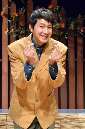 '가족의 탄생' 박만진 역의 김승현이 올 해를 도약의 해로 만들겠다는 인터뷰를 마치며 팬들에게 손가락 하트를 그리고 있다.