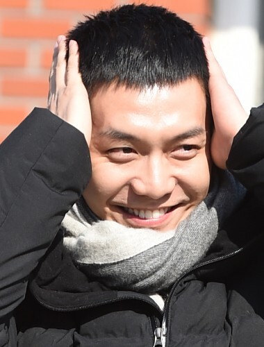 누나들에게 애교 만발~ 가수 겸 배우 이승기가 1일 오후 충청남도 논산 육군훈련소로 입소하기 전 인사를 전하고 있다. 이승기는 훈련소에서 1개월간 기초 군사 훈련을 받은 뒤 21개월간 육군 현역병으로 복무할 예정이다.(뉴스1)