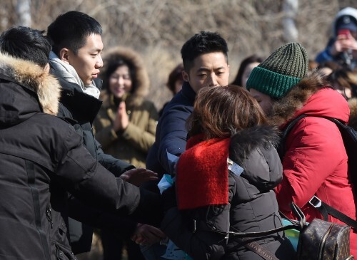 저 잘 다녀올게요! 가수 겸 배우 이승기가 1일 오후 충청남도 논산 육군훈련소로 입소하기 전 팬들과 인사를 나누고 있다. 이승기는 훈련소에서 1개월간 기초 군사 훈련을 받은 뒤 21개월간 육군 현역병으로 복무할 예정이다. (뉴스1)