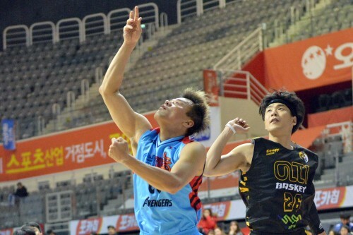 2일 고양체육관에서 열린 제 2회 고양 한스타 연예인 농구대잔치 예체능과 아띠의 경기에서 박진영이 슛을 쏘고있다.