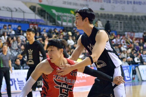 더홀의 이영준(왼쪽)과 진혼의 신성록이 공을 바라보며 신경전을 벌이고 있다.