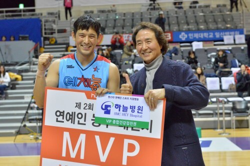 2일 아띠와의 경기에서 예체능의 오지호가 MVP를 차지했다.