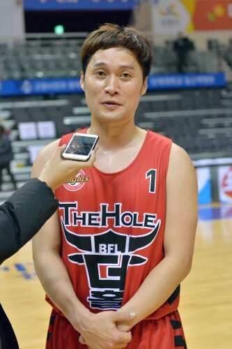 2일 진혼과 더홀의 예선전 경기가 펼쳐졌다,  이 날 더 홀의 송준근은 경기의 마지막 한골을 장식했다. (김효진 인턴기자)