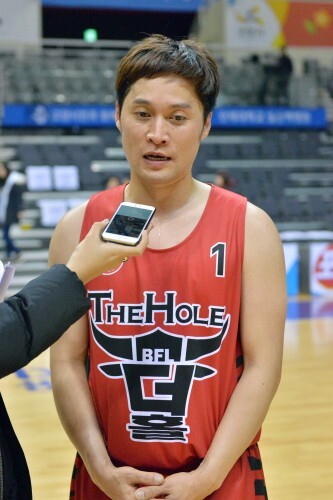 더 홀 대표 김재욱 대신 송준근이 패장 인터뷰를 하고 있다. 송준근은 더 홀이 3연패를 당해 참가에 의의를 두겠다고 밝히고 팀에 단신들이 많아 예체능으로 이적한 장신 센터 정재형이 생각난다고 패인을 꼽았다. (김효진 인턴기자)