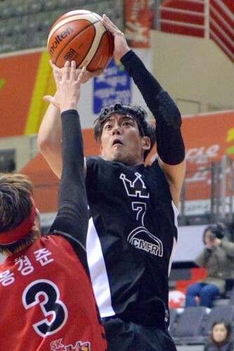 개막경기에 참가 못했던 진혼 이상윤이 더 홀과의 경기에 나와 농구갈증을 풀었다. 사진은 이상윤이 더 홀 홍경준을 앞에 놓고 골밑슛을 쏘는 역동적인 모습. 15점을 넣은 이상윤은 MVP를 차지 했다. (김효진 인턴기자)