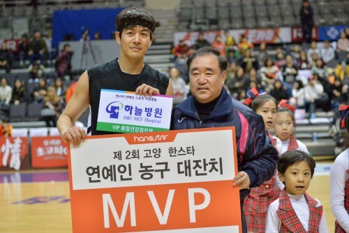 오랫만에 경기에 나선 진혼 이상윤은 더 홀과의 경기에서 15득점 7리바운드로 MVP에 선정됐다. (김효진 인턴기자)