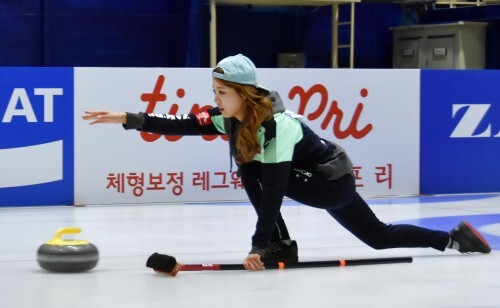 ‘제1회 한스타 연예인 컬링대회’에 MBC 스포츠플러스 아나운서팀 ‘컬링 좀 아나’ 팀으로 참가한 배지현. 이날 준우승을 차지했다. 