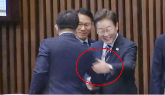 권성동 팔을 툭 친 이재명 대통령, ...